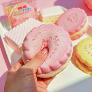 Décoration de bureau portable en forme de sandwich à la crème en forme de vache rose dégradé Kawaii, à rebond lent, douce au toucher, idéale pour la photographie culinaire ou comme cadeau - Product Image 5