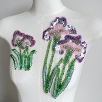 Appliques florales à sequins et perles faites à la main, tiges et feuilles vertes, base en tulle, à coudre sur les robes de soirée haut de gamme ou les robes de mariée