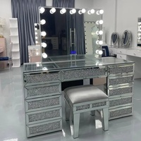 Table de maquillage en chêne au design moderne Commode à miroir éclairée en Offre Spéciale pour s'habiller avec fonctions de rangement