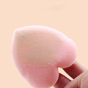 Zonyin Cadeau promotionnel <span class=keywords><strong>pas</strong></span> cher Poudre de maquillage Puff Super doux en velours rose en forme de cœur Puff à poudre pour femmes - Product Image 4