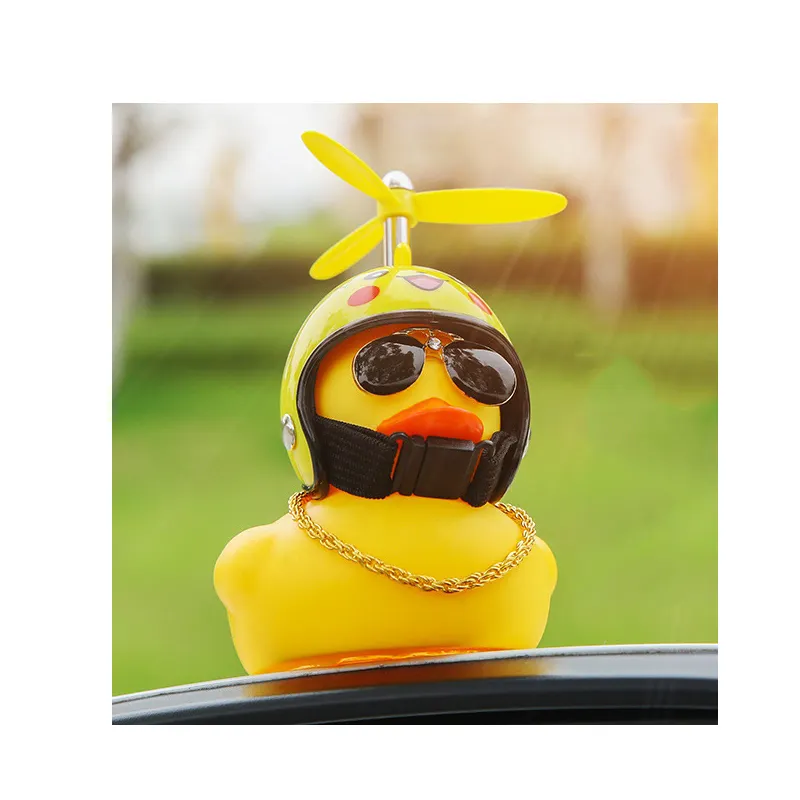 Bebek mobil dengan helm, liontin angin rusak kecil, bebek kuning, hadiah untuk dekorasi kantor helm sepeda bebek berkendara, ornamen bersepeda