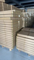 Support de plante d'intérieur simple en blanc à assembler avec un design multi-niveaux solide et stable et des lumières de croissance pour une utilisation en jardin