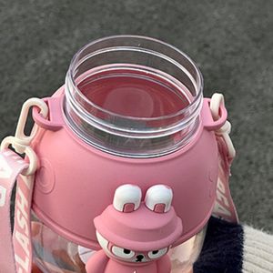 Md87ขวดน้ำพลาสติกแบบพกพา1100มล. สำหรับเด็กตุ๊กตาการ์ตูนน่ารักถ้วยฟางพลาสติกขนาดใหญ่ - Product Image 4