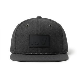 Casquette de baseball structurée à 5 panneaux gris uni personnalisée en gros, profil haut, visière plate, avec logo en patch de caoutchouc et lettres - Product Image 1