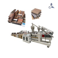 Ligne d'extrusion co-extrusionnelle à trois couches pour planches de terrasse en PE WPC, machine d'extrusion de profilés creux pour terrasses extérieures en WPC