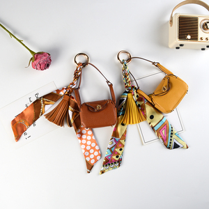 Llavero de moda de cuero sintético mini con borla de pañuelo de seda y herrajes de aleación de zinc, dije de lujo para bolso de mujer, accesorios para bolsos. - Product Image 6