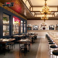 Ensemble de mobilier de restaurant moderne J2S avec banquettes en cuir et tables et chaises en bois massif pour usage hôtelier