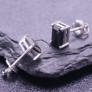 Pendientes de piedra arenisca negra con tachuelas plateadas, corte esmeralda, 1 quilate, 5x7 mm - Product Image 4