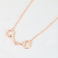 MC624 Vente en gros collier à double fer à cheval plaqué or Bijoux de cheval Anneau en D Collier à pendentif en cuivre pour femmes