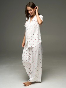Conjunto <span class=keywords><strong>de</strong></span> Pijamas <span class=keywords><strong>de</strong></span> Seda y Satén para Mujer, Personalizado al por Mayor, Manga Corta, Pantalones Largos, Estampado <span class=keywords><strong>de</strong></span> Corazones, con Botones, Ropa <span class=keywords><strong>de</strong></span> Dormir, OEM, ODM - Product Image 3