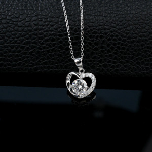Collier romantique en forme de cœur avec halo de diamants de laboratoire, pendentif solitaire à taille ronde avec accents pavés en argent 925 - Product Image 5