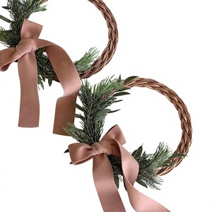 Couronne ronde en rotin naturel avec verdure et ruban rose, faite à la main, personnalisée, élégante, 15 cm, décorations de Noël - Product Image 1