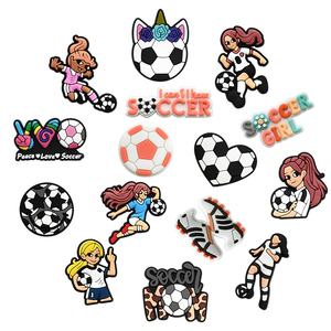 2025 Últimas noticias llegadas venta al por mayor PVC zuecos encantos diseñador personalizado lindo moda divertido a granel famoso equipo de fútbol zapatos encantos - Product Image 1