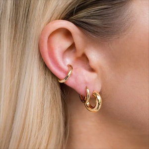 Boucles d'oreilles créoles classiques épaisses personnalisées en acier inoxydable plaqué or 18 carats pour femmes - Product Image 3