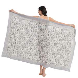 Sarong en coton gris neutre imprimé à la main pour femme, léger, idéal comme paréo de bikini, tenue de plage. - Product Image 1