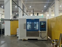 Machine de débavurage CNC 8 axes BT40 pour robinets de baignoire, vitesse de broche 6000 tr/min, précision 0,001 mm, multifonctionnelle