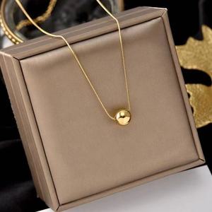 Collar Corto <span class=keywords><strong>de</strong></span> Acero <span class=keywords><strong>de</strong></span> Titanio con Colgante <span class=keywords><strong>de</strong></span> Bola Dorada <span class=keywords><strong>de</strong></span> 18K, <span class=keywords><strong>Cadena</strong></span> <span class=keywords><strong>de</strong></span> Clavícula para Mujer, Venta al por Mayor - Product Image 1