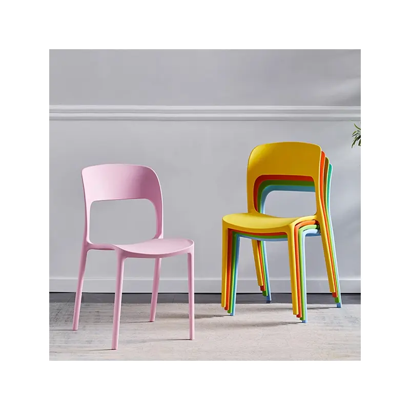 Meubles de maison bon marché, chaises de salle à manger en plastique blanche en polypropylène empilable moderne pour restaurant et café