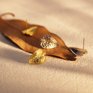 Pendientes de Botón de Plata de Ley 925 Chapados en Oro <span class=keywords><strong>Chris</strong></span> April con Textura Orgánica de Hoja Vívida y Microdiamantes - Product Image 4