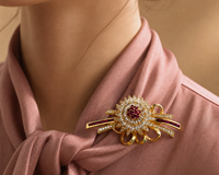 Broche en ruban de fleurs préservées de style européen, accessoire sur mesure pour banquets d'affaires qui dégage une présence imposante
