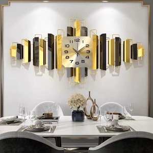 Horloge murale de luxe dorée 95x45cm, directement de l'usine, décoration métallique moderne et simple, pour salle à manger, silencieuse - Product Image 3