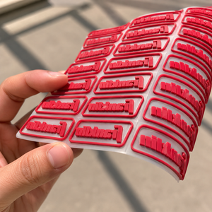 Etichette <span class=keywords><strong>in</strong></span> Silicone per <span class=keywords><strong>Abbigliamento</strong></span> all'Ingrosso con Marchio Personalizzato, Stampa Serigrafica a Trasferimento Termico e Logo su Misura - Product Image 1