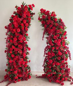 Arco de Flores de Seda Hecho a Mano en Tonos Rosa y Rojo, Decoración Floral para Bodas, Entrada de Ceremonia, Eventos - Product Image 2