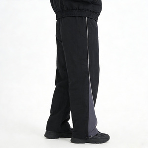 Pantalon de survêtement streetwear personnalisé en nylon avec bandes latérales, pantalon ample réfléchissant à jambe large, coupe-vent en nylon pour homme - Product Image 2