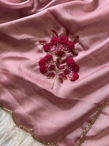 Elegante Saree de Organza con Adornos de Kadana y Bordado Floral Francés en el Pallu, con Blusa sin Coser para Fiesta - Product Image 4