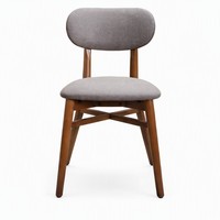 Chaise de salle à manger moderne, structure en bois massif couleur noyer, assise et dossier arrondis en tissu gris, pour usage en café.