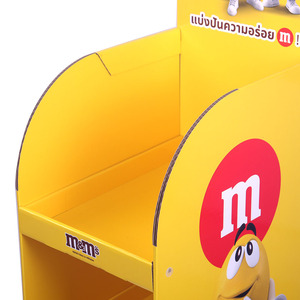 ชั้นวางสินค้าแบบป๊อปอัพเคลือบเงาสั่งทำขายส่ง พิมพ์ CMYK หมุนได้ พร้อมขาตั้งอะคริลิคโลหะ สำหรับร้านค้าปลีกและซูเปอร์มาร์เก็ต - Product Image 4