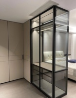 Dressing minimaliste avec coiffeuse flottante, structure en acier, verre dépoli, éclairage LED