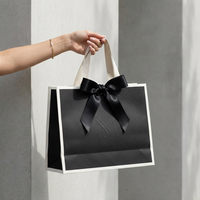 Personalisierte Luxus-Papiertüten mit Logo, Schwarze Einkaufstaschen für Kleidung, Accessoires, Geschäftsgeschenke mit Bandgriff
