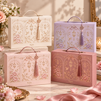 Boîte cadeau rigide en carton texturé avec poignée imprimée de motifs floraux décoratifs OEM pour présentation de marque