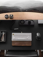 Étagère d'ordinateur extensible en bois massif à double niveau et support de bureau esthétique avec rangement et dimensions personnalisables