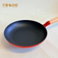 Nouveauté 2026 : Batteries de cuisine en fonte émaillée personnalisées en usine, plus légères, avec poêles, planchas et poêles à frire, ustensiles de cuisine à manche en bois