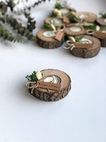 Diskon besar tempat lilin kayu dengan tag nama khusus dihiasi dengan bunga kering krem dan hijau asli