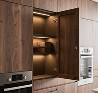 Ensemble de cuisine modulaire en bois brun foncé avec four intégré et éclairage sous l'armoire SANTOPOVA