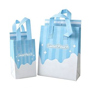 Sacs isothermes personnalisés en non-tissé à motif lettres pour la livraison de repas rapides, yaourts, collations et thés au lait – Sac fourre-tout de traiteur - Product Image 1