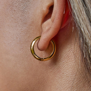 Aros de Oro de 18K y Acero Inoxidable de 15mm, Diseño Clásico para Uso Diario - Product Image 3