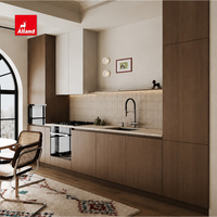 Armoire de cuisine Alland Premium minimaliste en placage de chêne clair avec îlot central et four encastré pour maison moderne