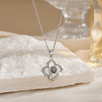 Collier pendentif en cuivre avec zircon carré et motif trèfle à quatre feuilles, projection 100 langues, design de niche pour femme, style clavicule tendance