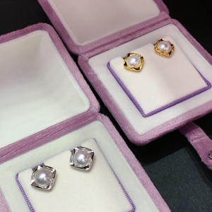 Pendientes de Perlas de Agua Salada Akoya de Oro Sólido de 18K, Suaves, Hermosos y Brillantes, Adornados con Topacio Azul Peridoto Natural - Product Image 5