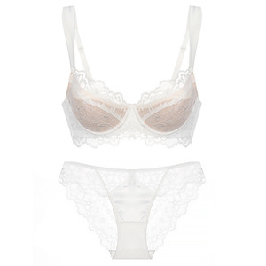 Ensemble de lingerie élégant en dentelle blanche, soutien-gorge à armatures et culotte bikini avec bonnets push-up et bretelles ajustables pour femme - Product Image 5