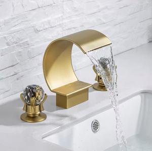 Grifo de Baño de Lujo con Cascada de Cristal Dorado, Grifo Mezclador de Lavabo de Latón Sólido de 3 Orificios con Doble Manija - Product Image 4
