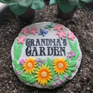 Benedica la gente speciale internazionale del giardino della nonna non ci lascia mai anche dopo che la loro pietra da giardino