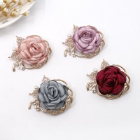 Nouveau tissu à la mode rose broche perle artificielle strass fleur broche pour les femmes