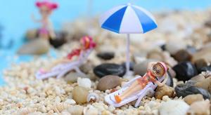 Statuette di Donne in Bikini Stile Spiaggia, Figurine di Persone in Vacanza al Mare - Product Image 3