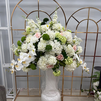 Bouquet de fleurs tendance printemps vert et blanc : lys, hortensias, calla – Décoration de centre de table de mariage