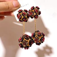 Anting-anting bunga besar bergaya metal 2026, anting-anting bunga bergaya gothic yang berlebihan